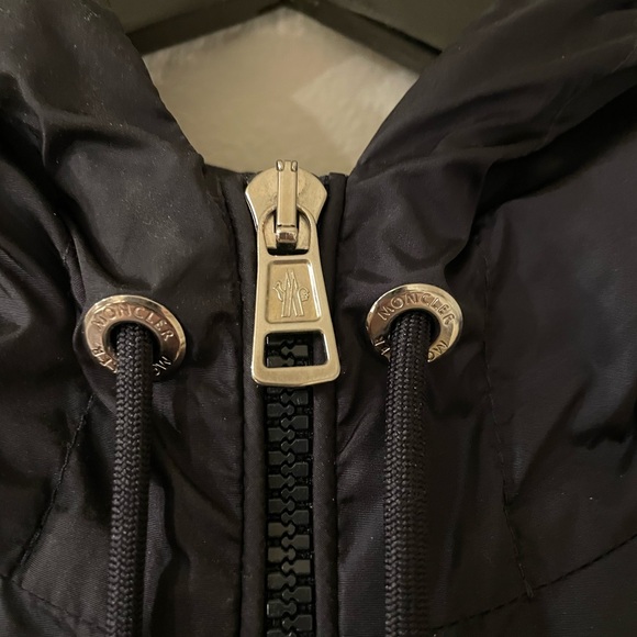 Men’s Moncler windbreaker in Dark Navy with Logo - Picture 4 of 8